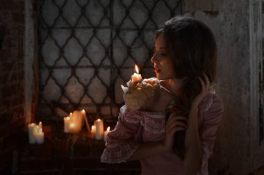  eski harap kalede kızın omzunda mum yakma .