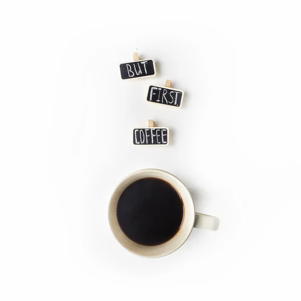 Wyrażenie "ale kawy" napisane kredą i filiżankę czarnej kawy na białym tle — Zdjęcie stockowe