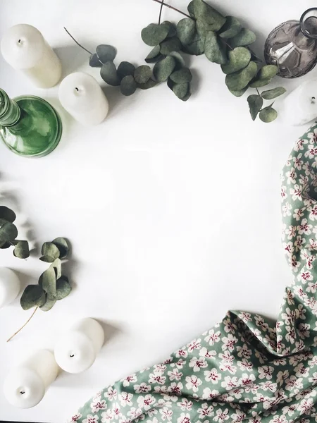 Vestido, velas, candelabros y hojas en fondo blanco — Foto de Stock