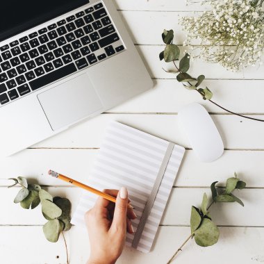 Yer notebook dizüstü, fare ile çalışma