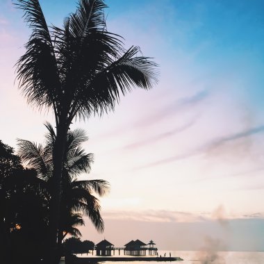 Gökyüzü, avuç içi ve gün batımında bungalov