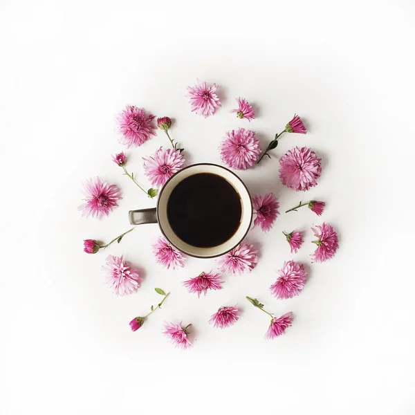 Xícara de café com flores rosa — Fotografia de Stock