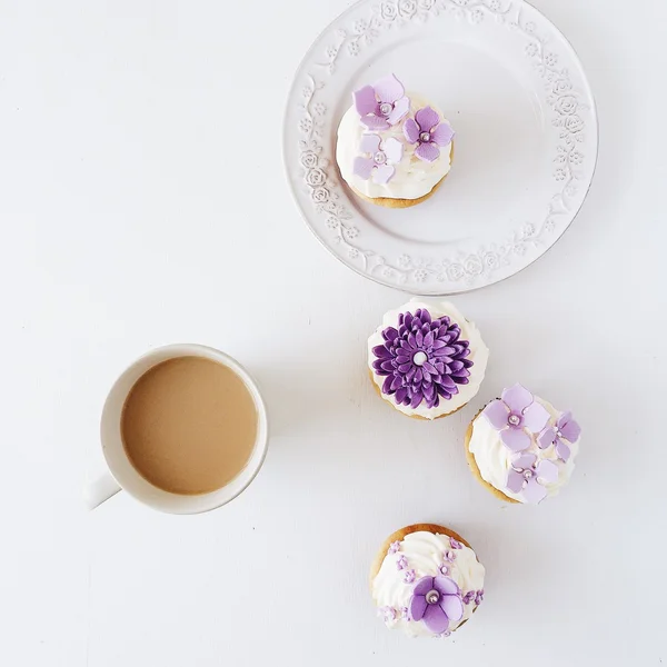 Café y tortas violetas — Foto de Stock