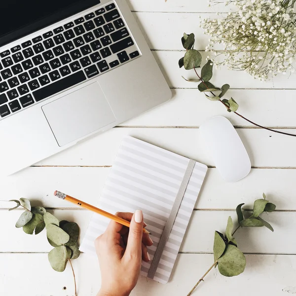 Tempat kerja dengan laptop, mouse dan notebook — Stok Foto