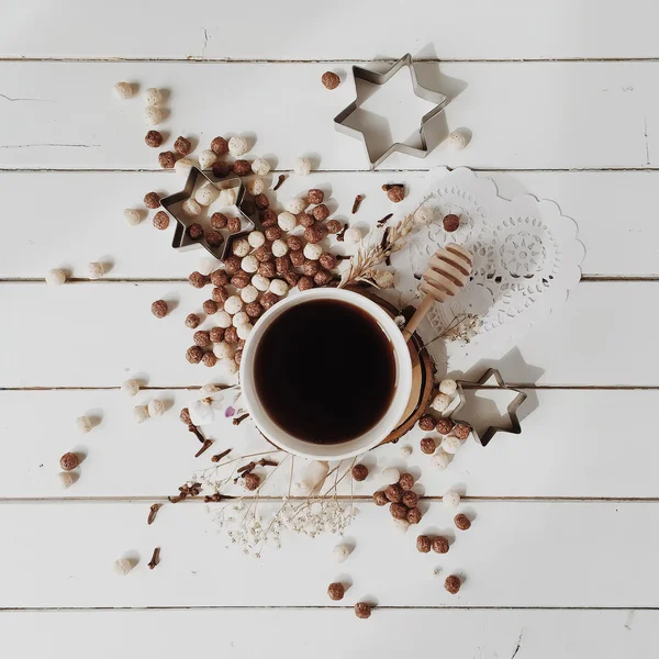 Xícara de café preto e bolas de milho no fundo branco — Fotografia de Stock