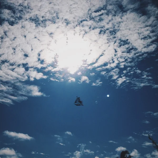Kite in de blauwe hemel — Stockfoto