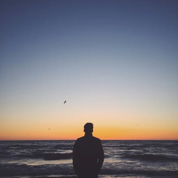 Чоловік перебуває біля океану — стокове фото