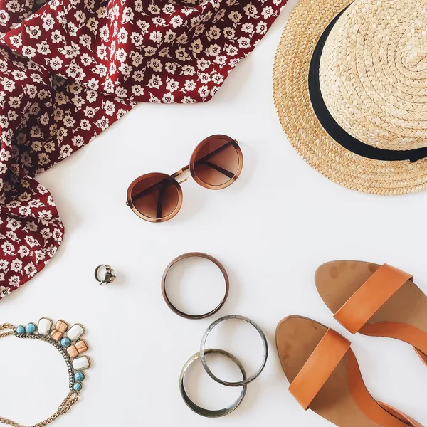 Robe rouge, chapeau de paille, lunettes de soleil marron, bracelets, chaussures et bague isolés sur fond blanc — Photo