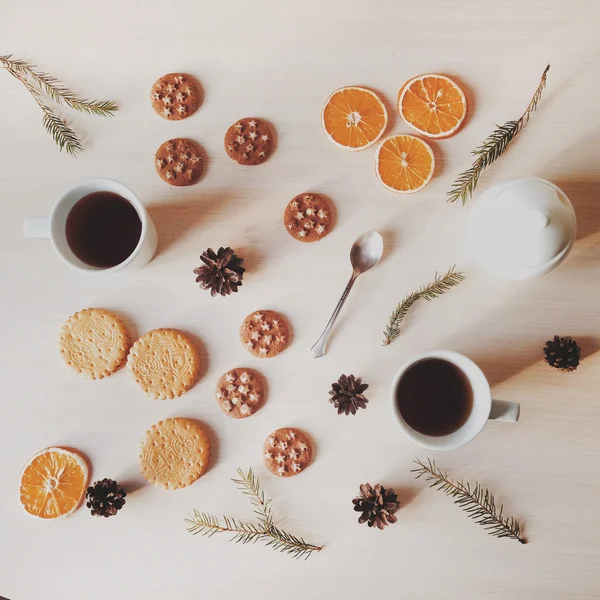 Duas xícaras de café, biscoitos e laranjas — Fotografia de Stock