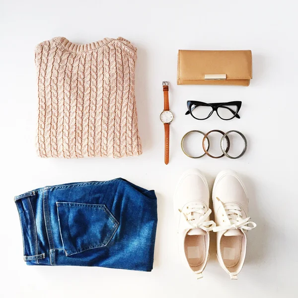 Bej kazak, kot, gözlük, Bilezikler, pembe ayakkabı, izle, beyaz arka plan üzerinde izole kahverengi cüzdan. Havai görünümü. Düz yatıyordu