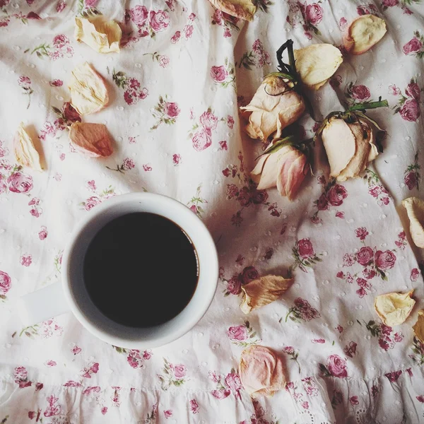 Cup of coffee and roses — Stock Photo, Image