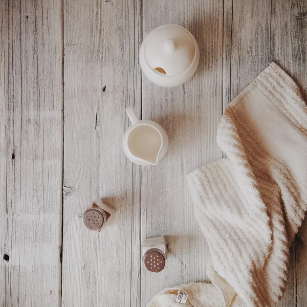 Mléko, cukr a ručník na dřevěný stůl — Stock fotografie