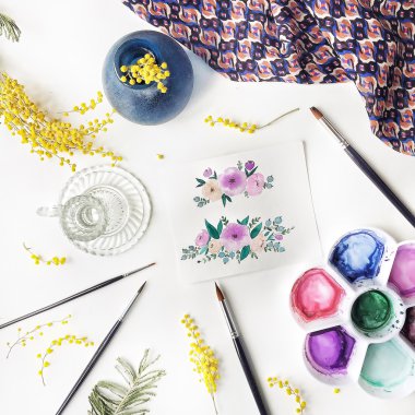 Boyalı pembe ve bej renkli çiçekler