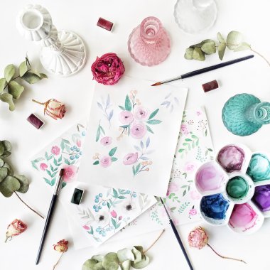 Pembe ve kırmızı güller suluboya ile boyalı