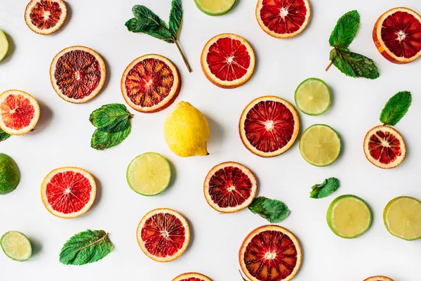 Naranjas rojas, limones amarillos — Foto de Stock