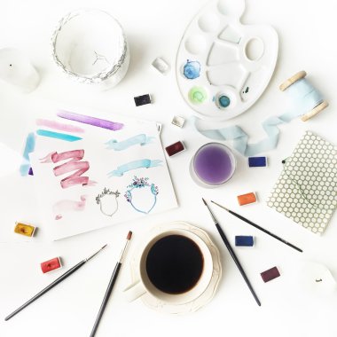  Fırçalar ve siyah kahve fincanı