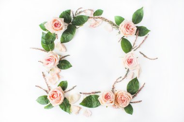 beyaz üzerine pembe Güllü çerçeve 