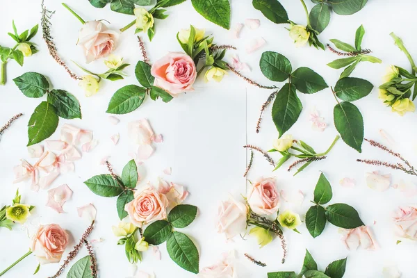 Papel vazio em branco com rosas rosa — Fotografia de Stock