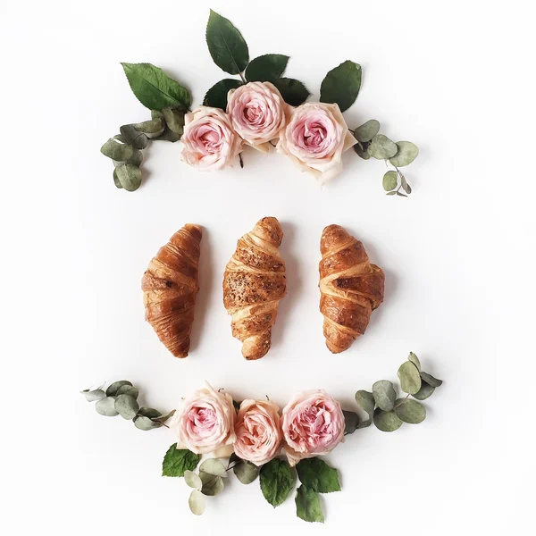 Café da manhã com croissants, rosa rosa flores — Fotografia de Stock