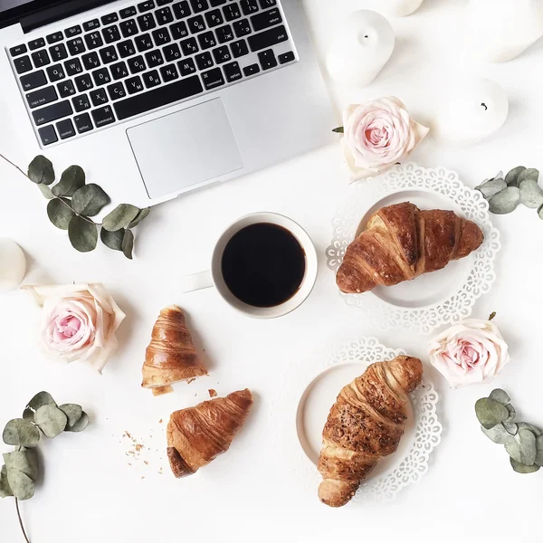 Pausa café con portátil — Foto de Stock