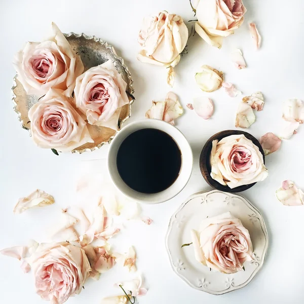 Desayuno con rosas rosadas —  Fotos de Stock