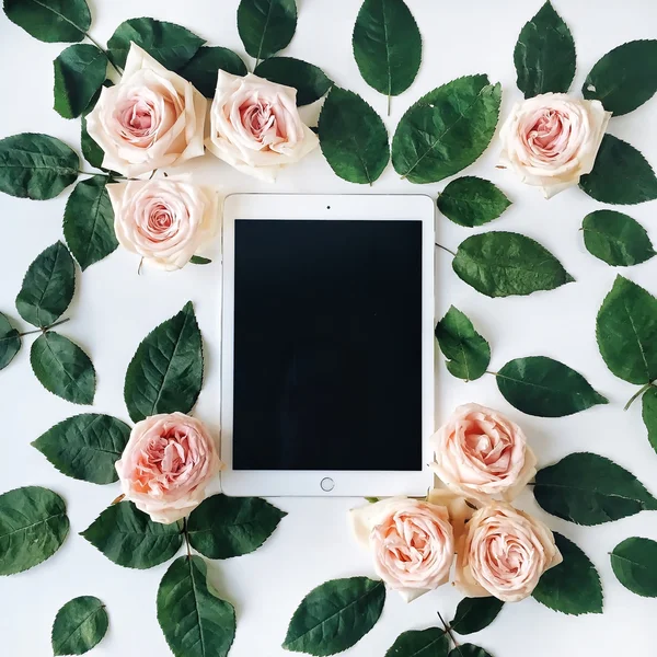 Tablet and pink rose flowers — Stock Photo, Image