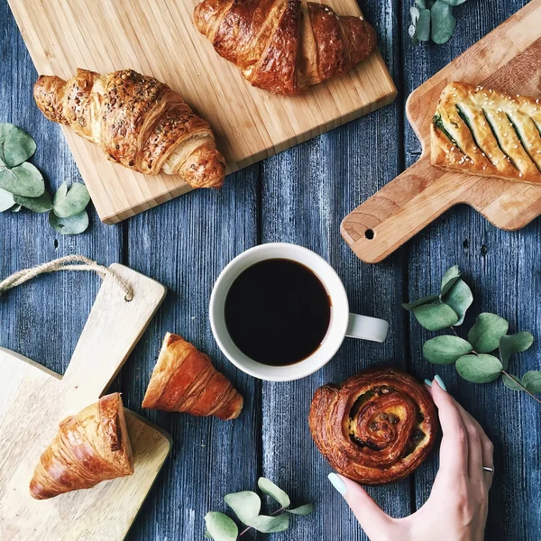 Petit déjeuner avec croissants, feuilles — Photo