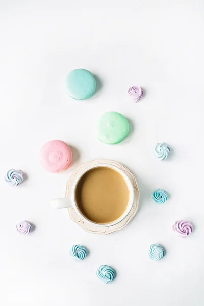 Macarrones de colores sobre fondo blanco — Foto de Stock