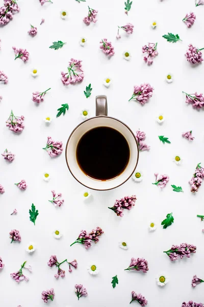 Xícara de café preto e buquê de camomilas — Fotografia de Stock