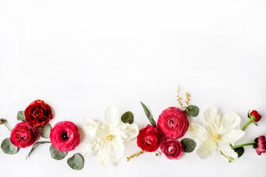 pembe ve kırmızı gül veya Düğünçiçeği, Beyaz Lale ve yeşil yaprakları