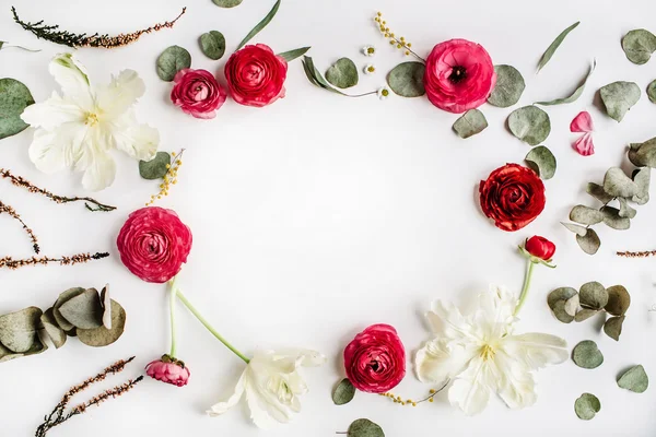 Krans ram med rosa och röda rosor eller ranunculus, vita tulpaner och gröna blad — Stockfoto