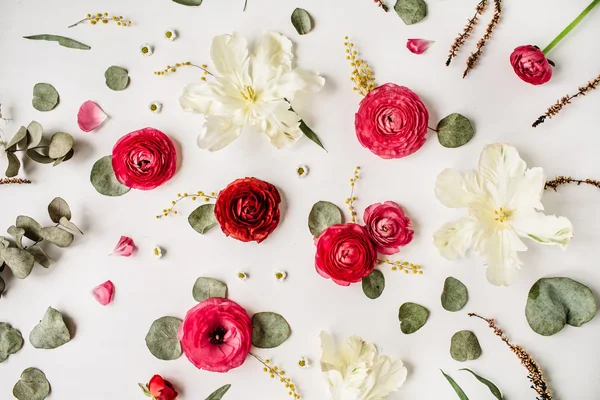 Rosa och röda rosor eller ranunculus, vita tulpaner och gröna blad — Stockfoto