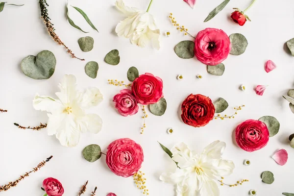 Rosa och röda rosor eller ranunculus — Stockfoto