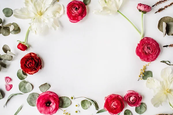 Krans ram med rosa och röda rosor eller ranunculus — Stockfoto