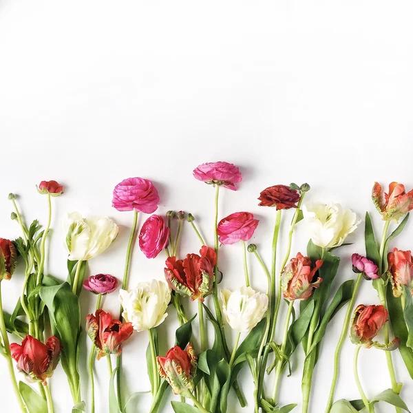 ピンクと白のバラやラナンキュラスとチューリップ — ストック写真