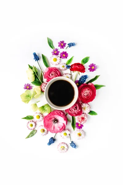 Tazza di caffè e mazzo di fiori — Foto Stock