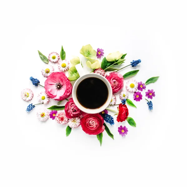 Cup of coffee and bouquet of flowers — Stock Photo, Image