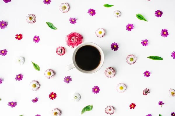 Tazza di caffè e modello di bocciolo di fiore — Foto Stock