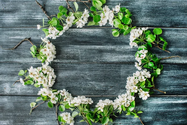 Çelenk çerçeve beyaz çiçekler ve dalları ile — Stok fotoğraf