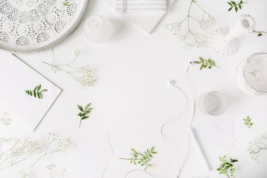 Kulaklıklar, kalem, Not Defteri ile çalışma alanı,