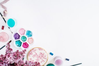 Çalışma alanı. Fırçalar, palet, leylak buket