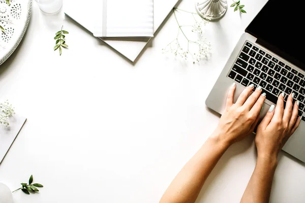 Kızın elleri ile çalışma alanı