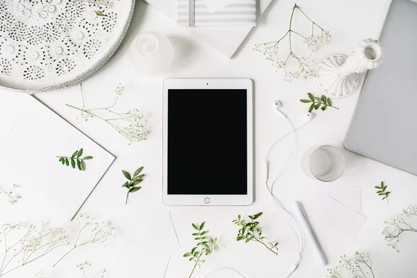 Espaço de trabalho com tablet, laptop, fones de ouvido — Fotografia de Stock