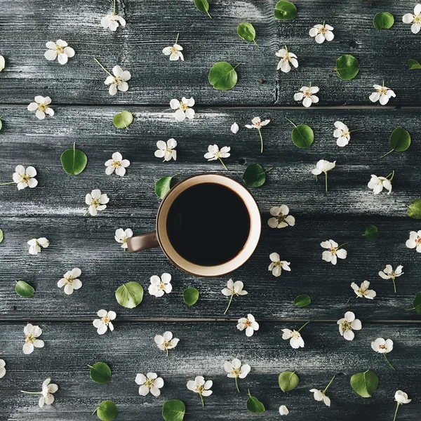 Xícara de café preto e flores brancas — Fotografia de Stock