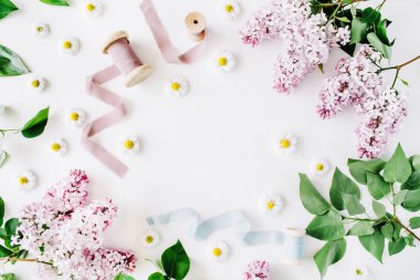 Eflatun çiçekli çerçeve çiçek