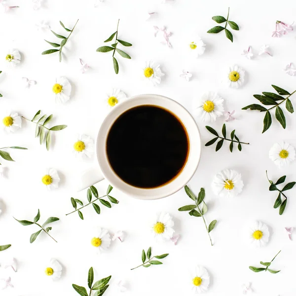Kopje koffie met kamille bloemen — Stockfoto