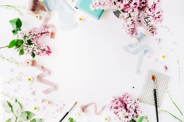 Eflatun çiçekli çerçeve çiçek