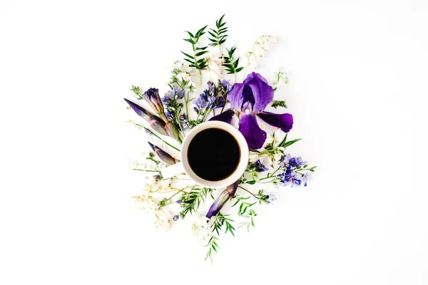 Šálek kávy s fialovým iris — Stock fotografie