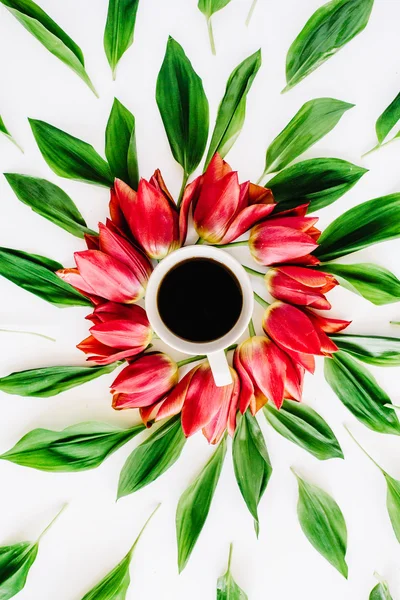 Кубок с красными цветами тюльпана — стоковое фото