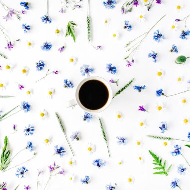 Papatya çiçeği ile kahve